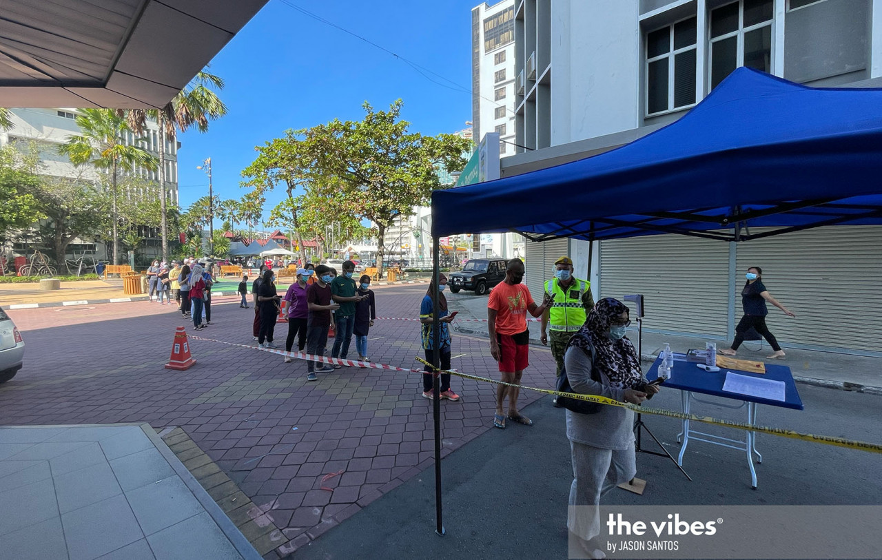 Shoppers lining up to register for entry into Gaya Street Market yesterday. Apart from the usual track-and-trace measures, the marketplace only allows 600 visitors at any one time. – JASON SANTOS/The Vibes file pic, March 1, 2021