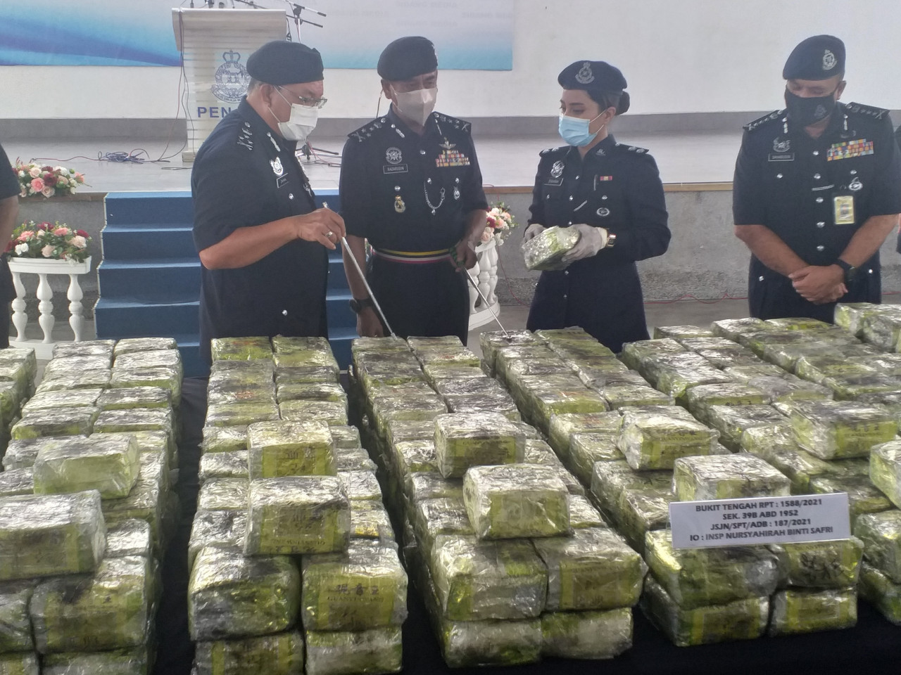 Razarudin (centre) says police have seized the passports of two suspects who escaped from the scene and efforts to arrest them are ongoing. – The Vibes pic, March 1, 2021