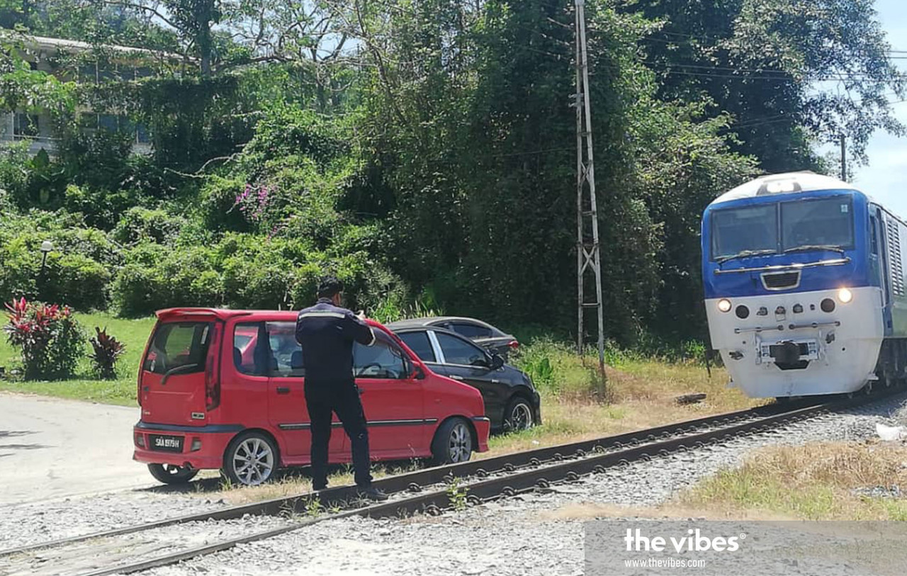 Another photo showing just how close to the tracks the vehicles were parked. – The Vibes pic, March 10, 2021