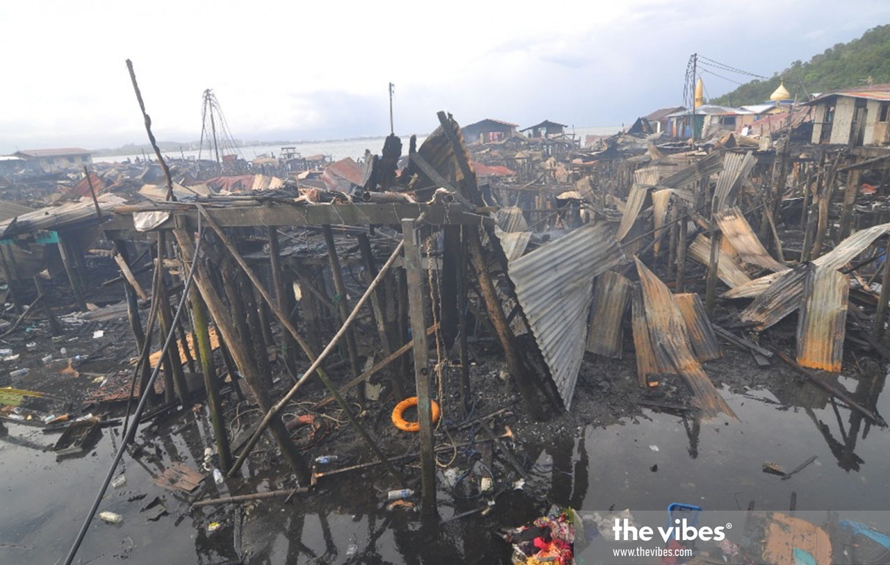 The Gaya Island blaze spread rapidly, leaving the residents of Kg Lok Urai with no choice but to abandon their homes without collecting important belongings. – The Vibes pic, March 12, 2021