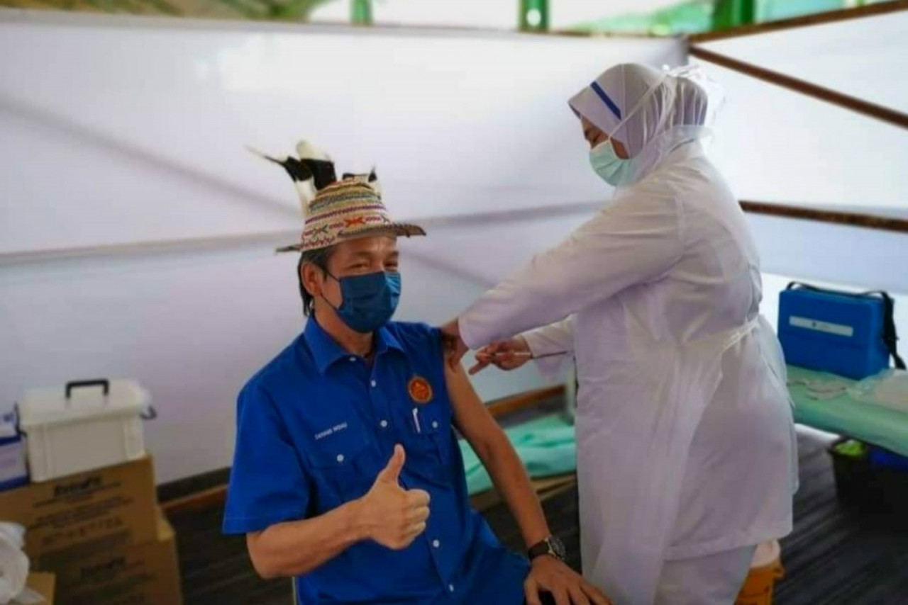 Telang Usan assemblyman Dennis Ngau getting his first dose of the Covid-19 vaccine. He says immunisation is the only way to stop the spread of the virus. – Dennis Ngau pic, March 15, 2021
