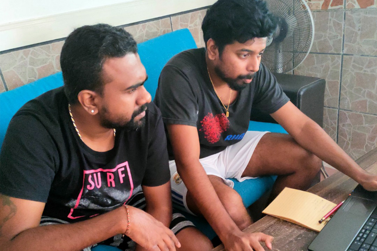 E. Shaevitharoopan (right) teaching a friend about dropshipping business on Shopee. – The Vibes pic, March 19, 2021