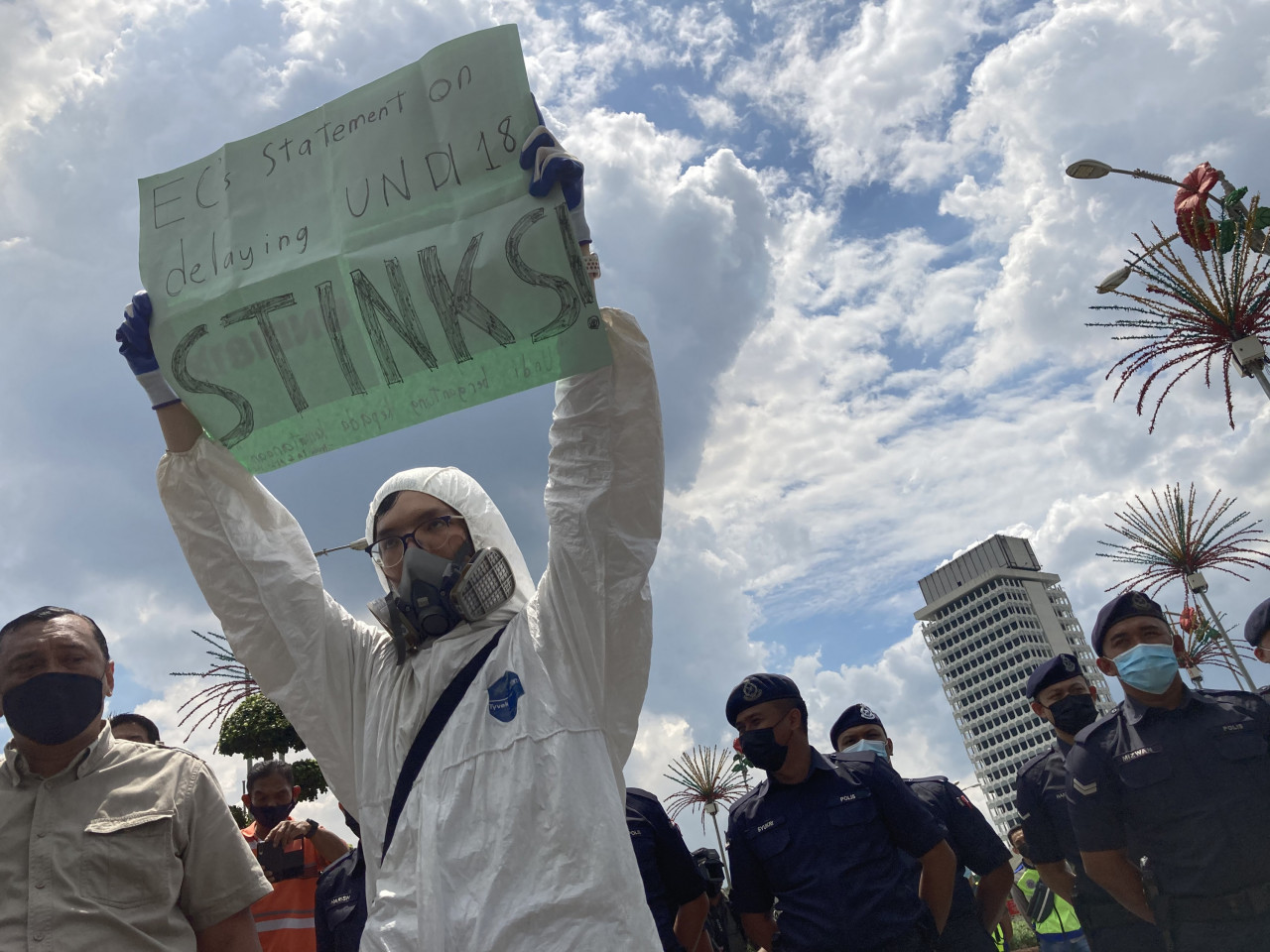 Advocacy director of Young Voters Association Tharma Pillai says the Undi18 delay and the Election Commission’s announcement are ‘unclear, unsatisfactory and illogical’. – LANCELOT THESEIRA/The Vibes pic, March 27, 2021