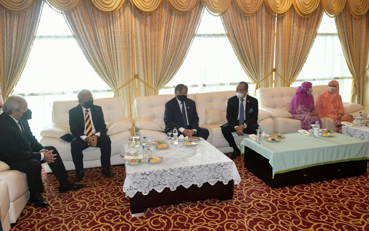 Acknowledging the support of the Sarawak government in helping elect him to office, Prime Minister Tan Sri Muhyiddin Yassin (third from right) has pledged to turn Sarawak into the most developed state in the country. – Bernama pic, April 1, 2021