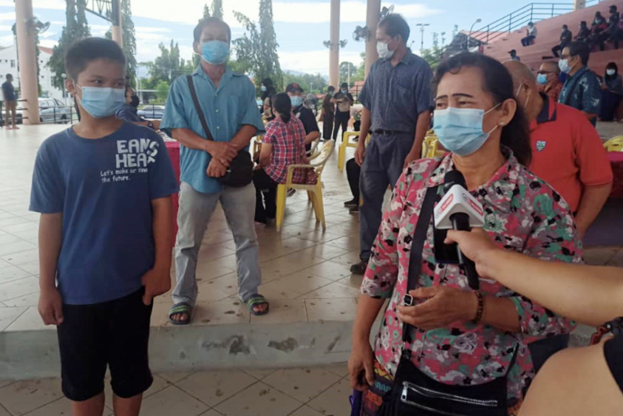 Minah Akauchong (right) says her son, Richard Justin (left), is the only one among his siblings to have a late birth registration. – The Vibes pic, April 4, 2021