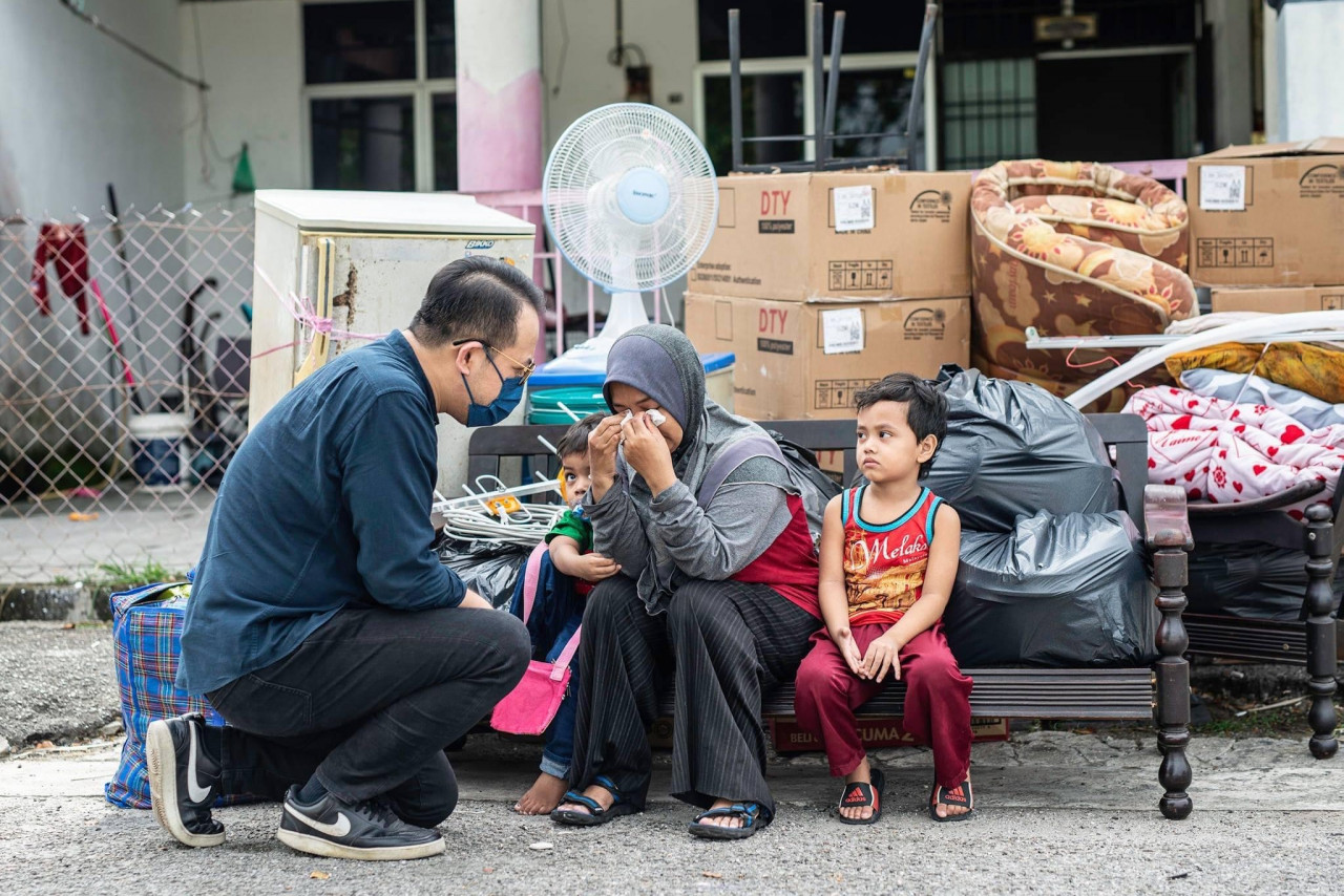 Steven Sim calms down Rosliza Hassan after the latter and her family were kicked out of her rented house in Bukit Mertajam, Penang. – Steven Sim Facebook pic, April 12, 2021