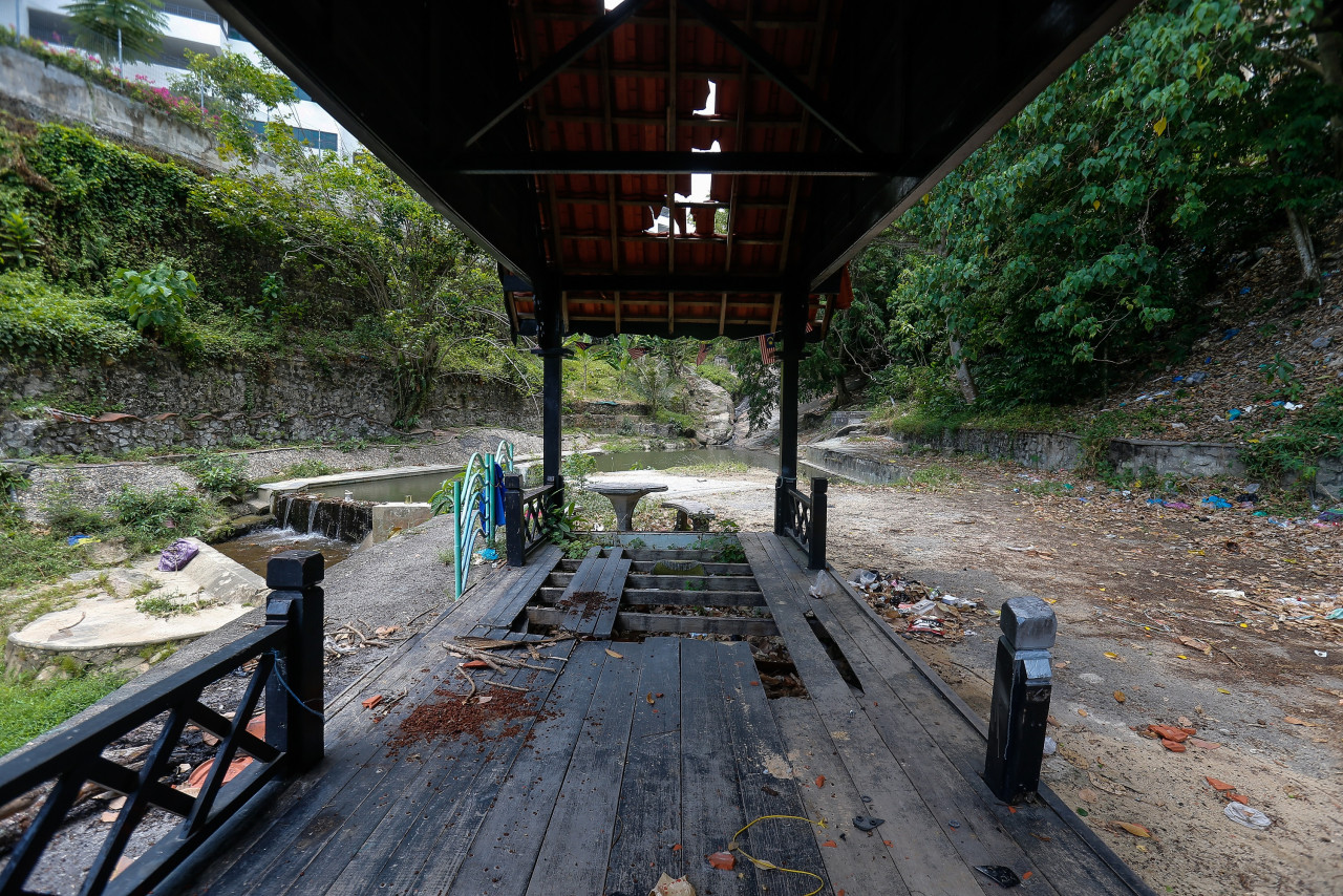 Facilities at the Bayan Lepas Waterfall are in disrepair. – SOFIA NASIR/The Vibes pic, April 17, 2021