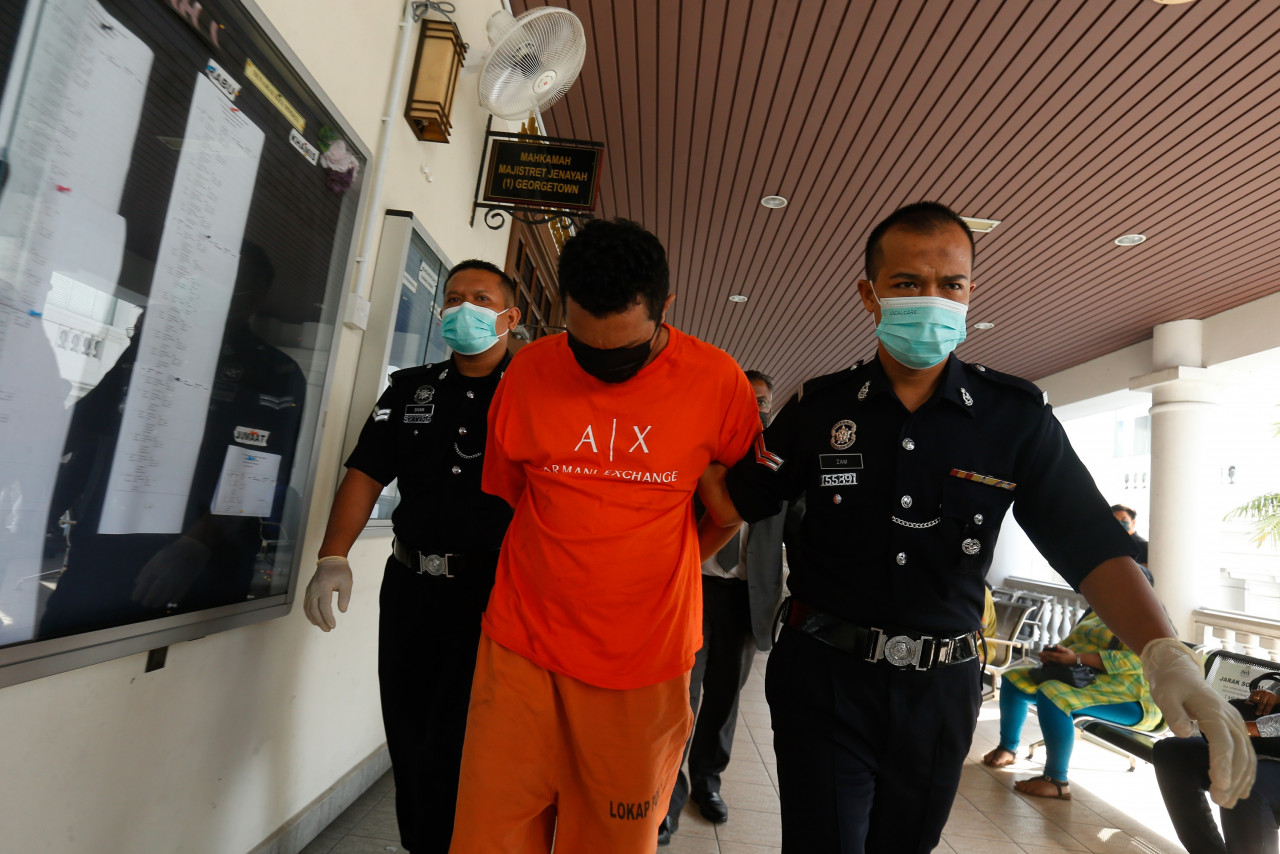 Kuih-seller Mohd Arafat Taufik at the court in George Town today. He is accused of causing the death of a policeman by riding a motorcycle dangerously and hitting the motorcycle from the side, causing the victim to fall. – SOFIA NASIR/The Vibes pic, April 23, 2021