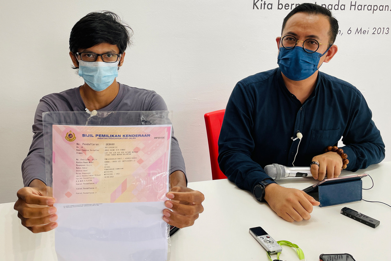 (from left) Foodpanda rider Anas Hazmi Ahmad says that he is not a criminal, and begs those involved to stop slandering and harassing Bukit Mertajam MP Steven Sim Chee Keong, himself, and his family. – SOFIA NASIR/The Vibes pic, April 28, 2021