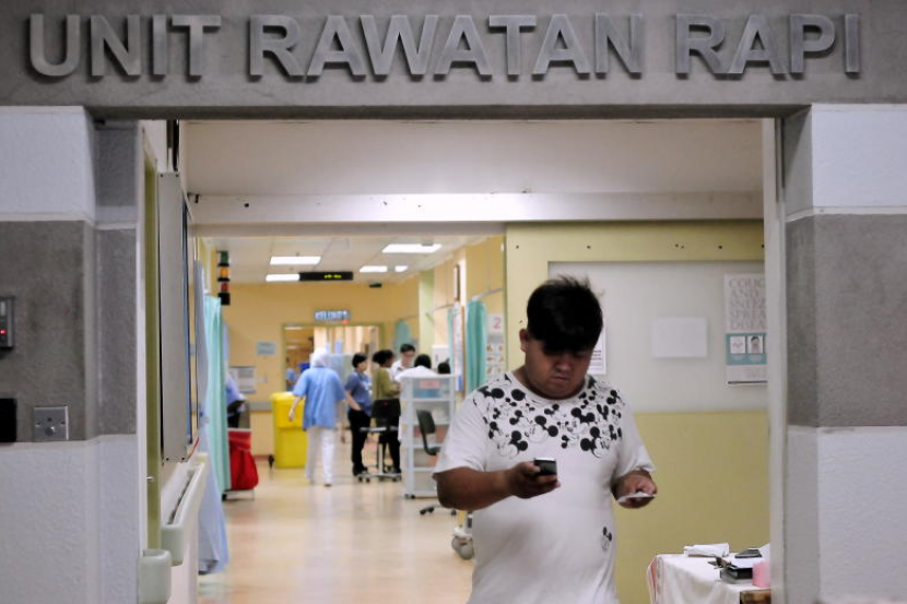 In private hospitals, all designated beds in Covid-19 wards and isolated intensive care units have been constantly occupied. – Bernama pic, May 1, 2021
