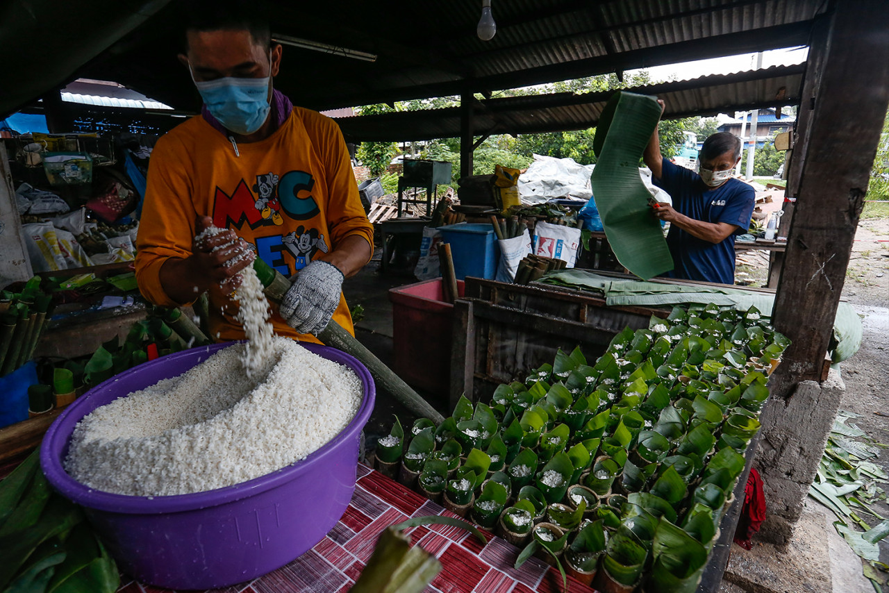 Lemang Warisan owner Mohamad Sobberi Harun says there are no secret or special ingredients used in his products, adding that the taste is probably different due to the proportions and quality of the ingredients used. – SOFIA NASIR/The Vibes pic, May 13, 2021