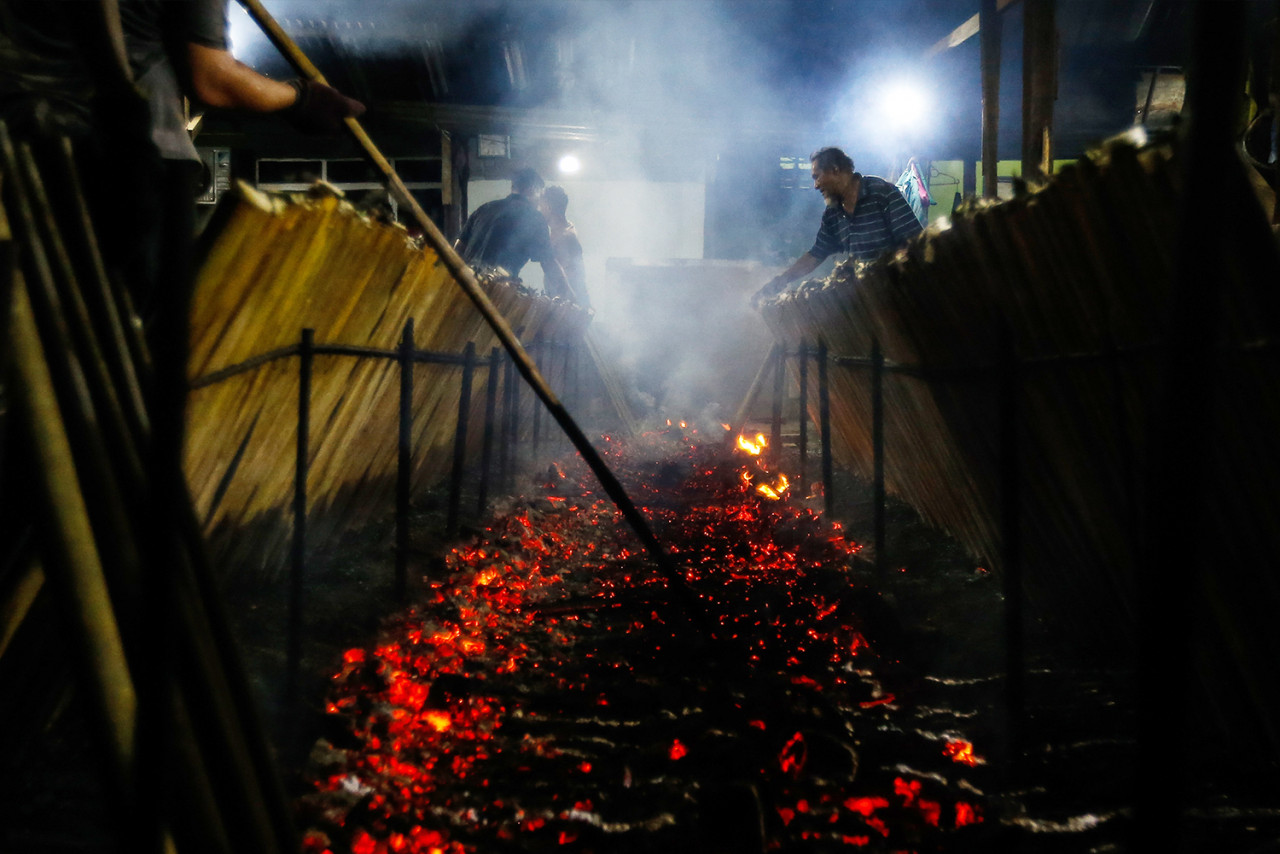 Lemang Warisan owner Mohamad Sobberi Harun says his lemang is fragrant due to the use of forest banana leaves and the best selection of bamboo brought from Sik, Kedah. – SOFIA NASIR/The Vibes pic, May 13, 2021