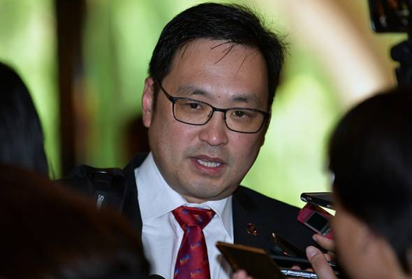 Sarawak DAP chairman Chong Chieng Jen has urged the state government to make a firm stand to Putrajaya on the issue. – Bernama pic, November 13, 2023