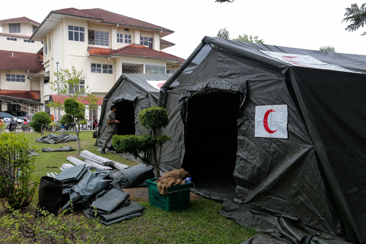 The field ICU’s tents being set up at Kepala Batas Hospital. The set-up is being assisted by some 40 armed forces personnel from the army medical corps and the Sg Petani camp. – SOFIA NASIR/The Vibes pic, May 19, 2021