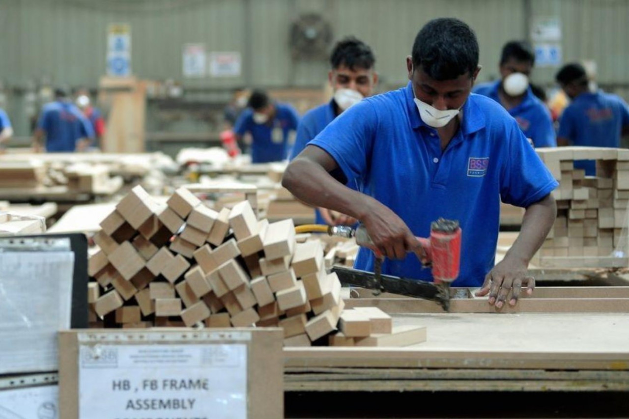 Though Putrajaya is looking to phase foreign workers out of the labour force altogether, manufacturing industry players say they need a temporary supply of foreign manpower to support recovery. – Bernama pic, October 29, 2021