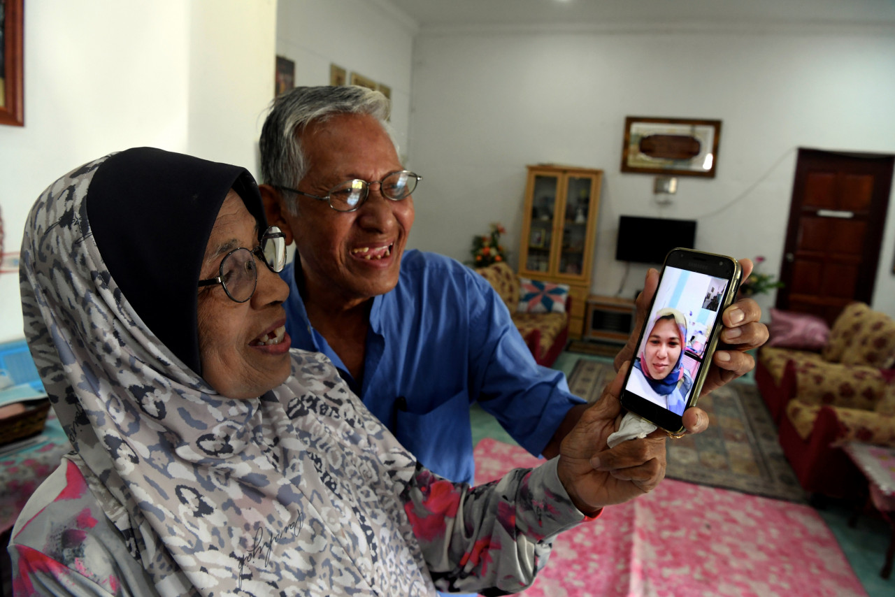 Cecilia Chan Woen Min urges those with elderly parents or family members to be in constant contact with them. – Bernama pic, May 30, 2021