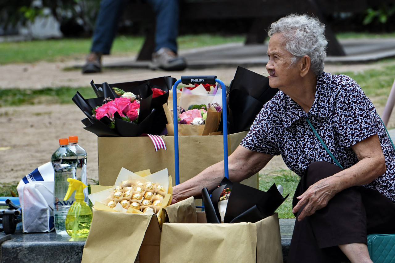 Former Society of Active Generation of Elders chairman Chin Sek Ham notes that in Singapore, many elderly folk still hold down jobs. – AFP pic, May 30, 2021