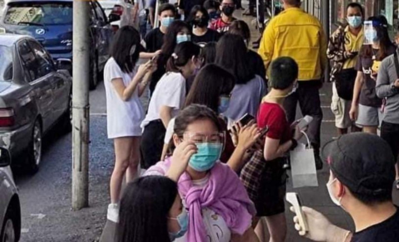 Netizens want the maximum fines imposed on those who gathered in defiance of health SOPs for the fast-food promo meal in Sibu. – Social media pic, May 28, 2021