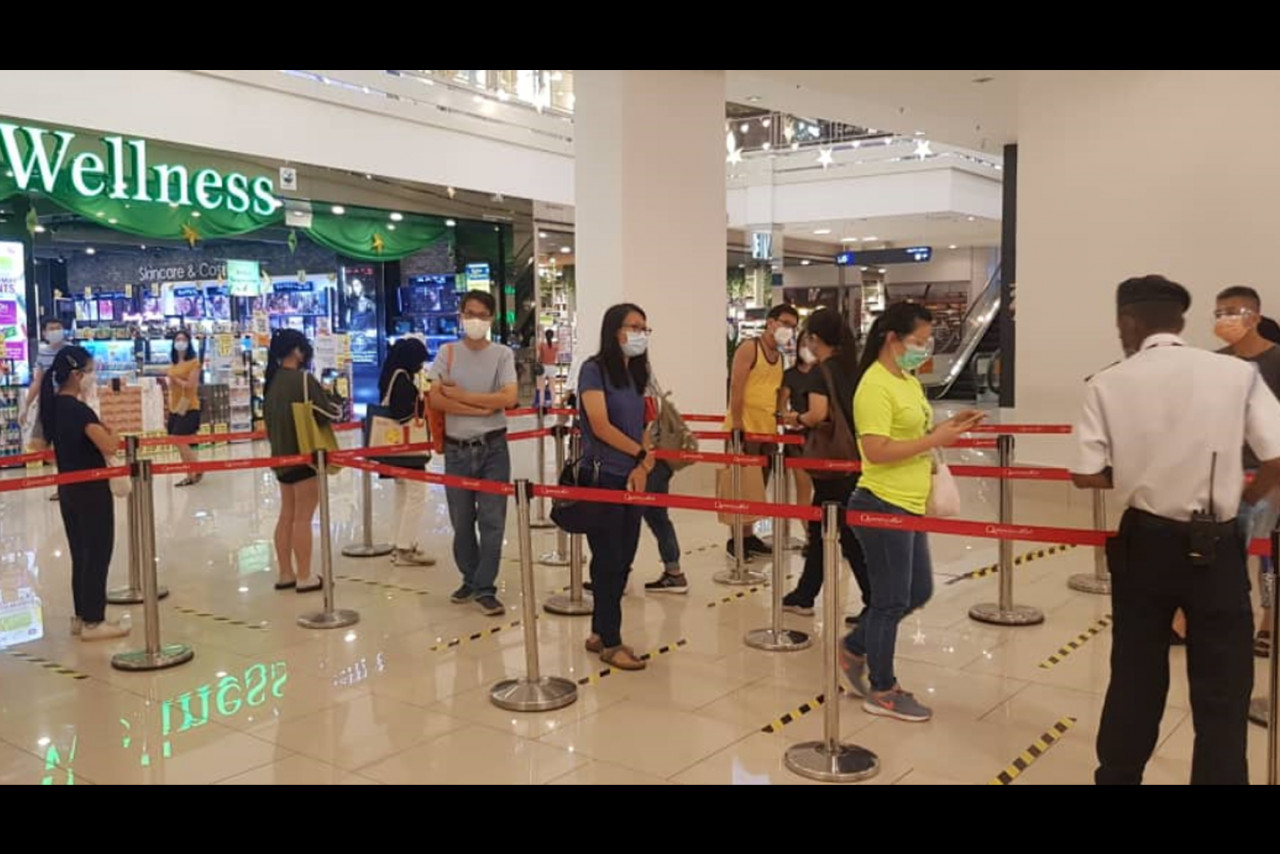 The queue of people waiting to get into the Aeon Supermarket. – IAN MCINTYRE/The Vibes pic, May 29, 2021