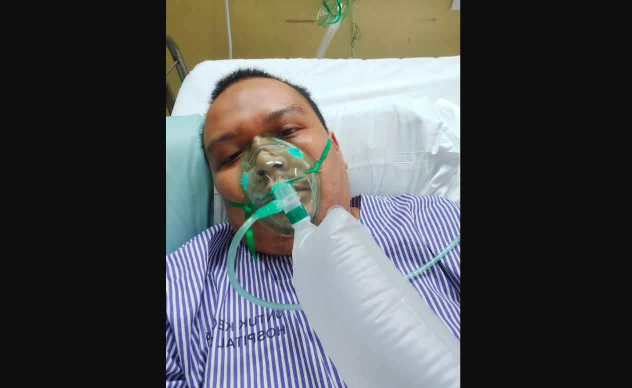 Mohd Kamil Affendy strapped up to a high flow oxygen mask, which he requires due to Covid-19 complications. – Eddie Fendy Mkah Facebook pic, July 7, 2021