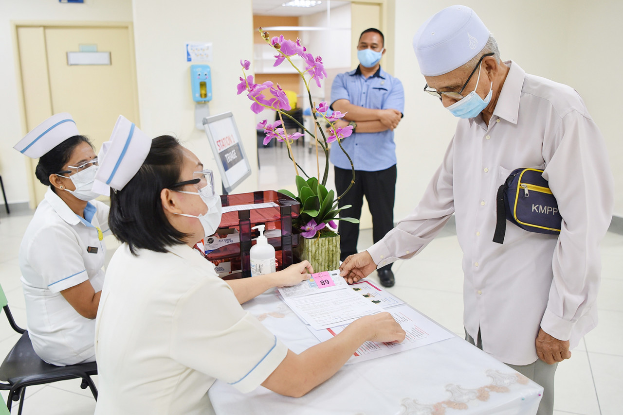 Chief Minister Chow Kon Yeow says Lam Wah Ee Hospital has begun its vaccination drive. – The Vibes file pic, June 18, 2021