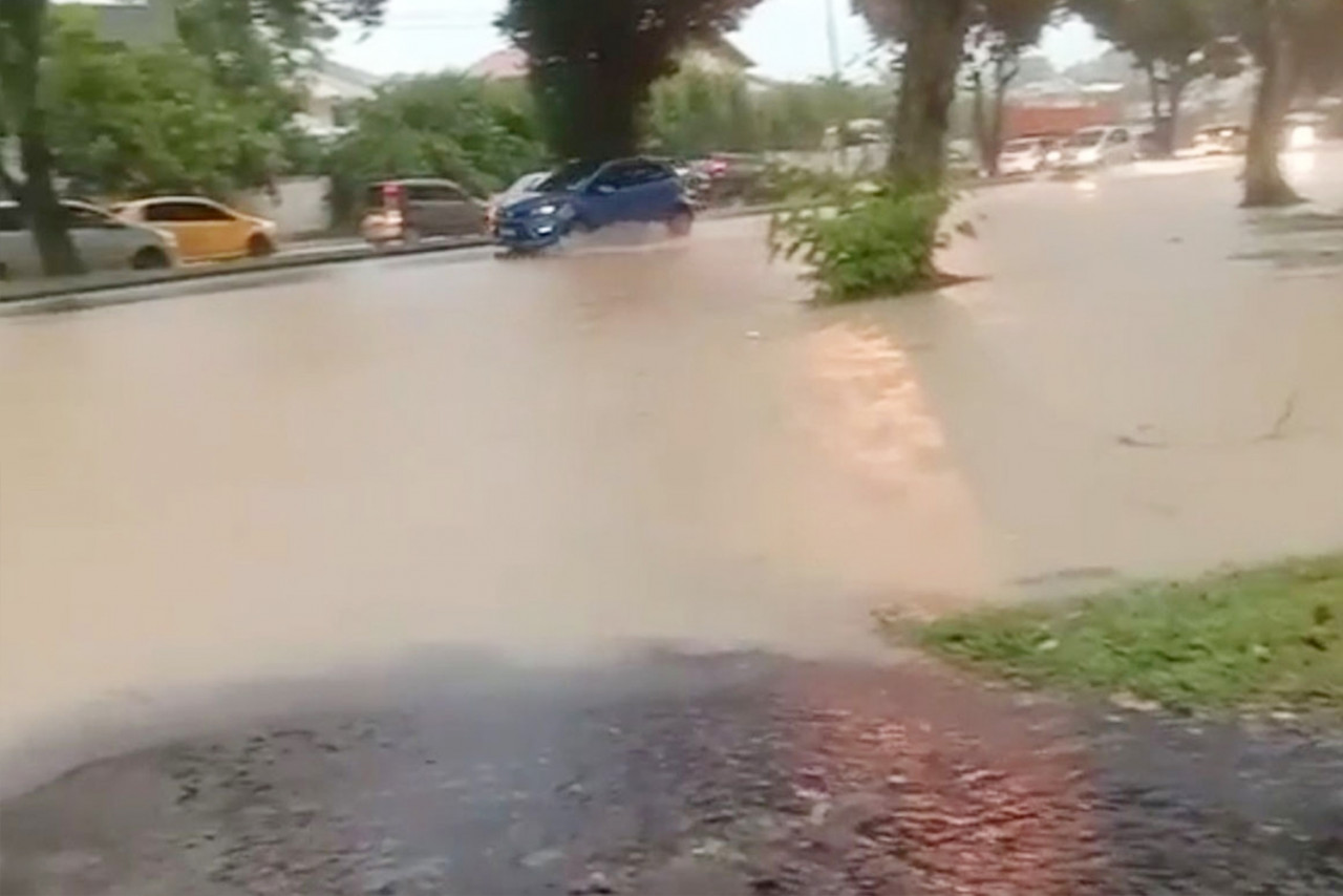 Flash floods near Jalan Tuaran in Kota Kinabalu have left several people trapped in their vehicles. – The Vibes file pic, June 18, 2021