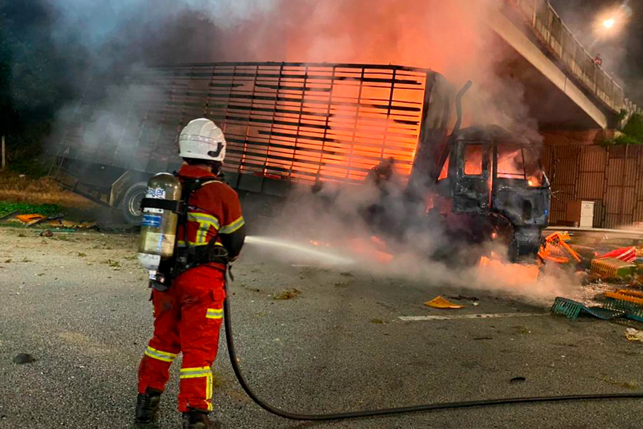 Police data from last year shows that crashes involving lorry trailers, rigid lorries, and other vehicles caused 1,189 deaths, 371 injuries, and 606 minor injuries. – Bernama, December 11, 2022