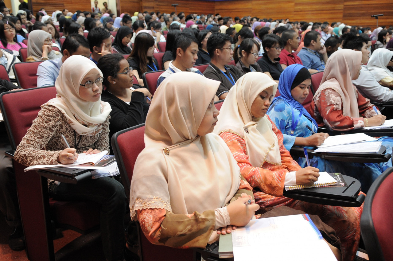 Datuk Seri Zahid Hamidi says that Barisan Nasional intends to mandate a hybrid higher education system that will see 50% of each of the lessons conducted on campus and 50% online, subsequently slashing tuition costs by half. – The Vibes file pic, November 7, 2022