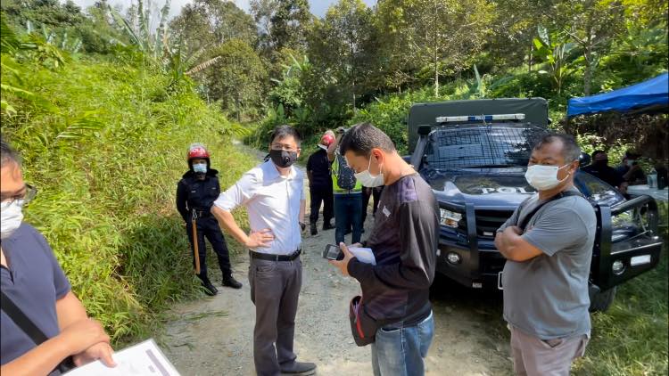 Authorities allegedly blocking durian farmers in Tras, Pahang from collecting their produce. – Save the Musang King Alliance Facebook pic, July 5, 2021