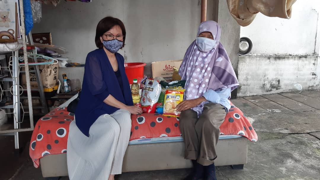 Wangsa Maju MP Datin Tan Yee Kew with Mohd Kamil Affendy’s mother, whom she visited to donate a food basket after Kamil expressed concern that the woman is living alone now that he is admitted to HKL. – Tan Yee Kew Facebook pic, July 7, 2021