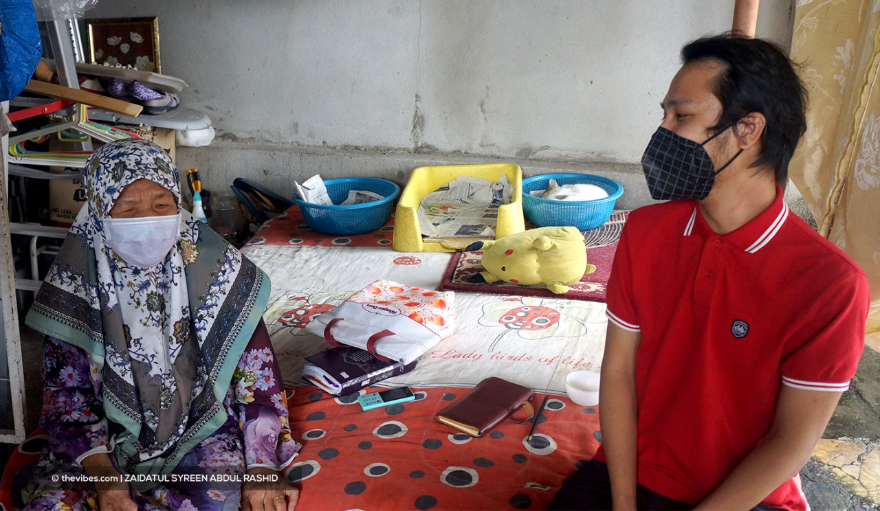 Aminah Ibrahim chatting with fellow cat lover Nashriq Ismail Sabri about animals, celebrity siblings, and having the deputy prime minister for a father during a visit to her home. – ZAIDATUL SYREEN ABDUL RASHID/The Vibes pic, July 10, 2021