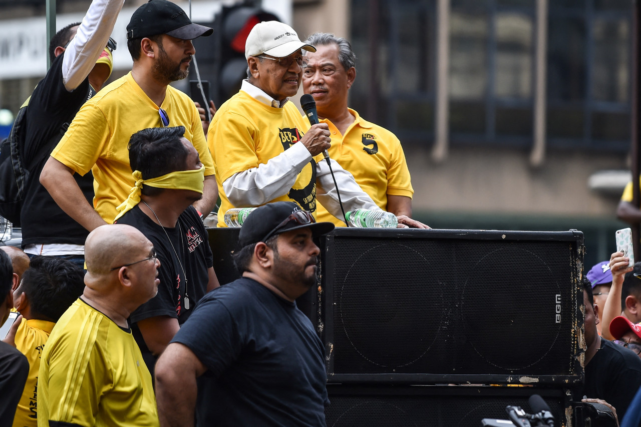 Tan Sri Muhyiddin Yassin (right) is a long way from when he was once hailed as a hero for standing up to BN over 1MDB while serving as deputy prime minister. – AFP pic, August 17, 2021
