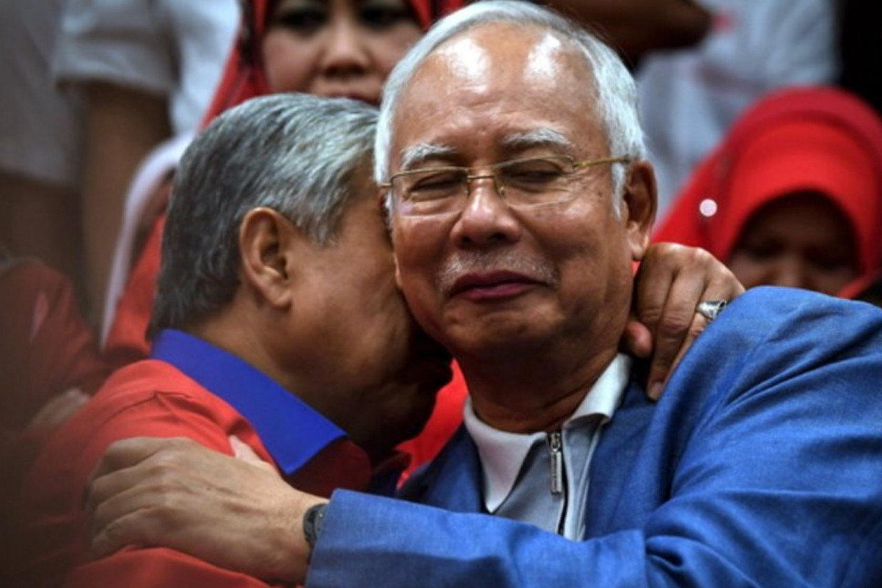 Datuk Seri Ahmad Zahid Hamidi (left) has said the Bossku aura continues to go strong despite Datuk Seri Najib Razak (right) no longer leading the country, and has credited him for Umno’s victory in the Johor and Melaka elections. – Bernama pic, October 23, 2022