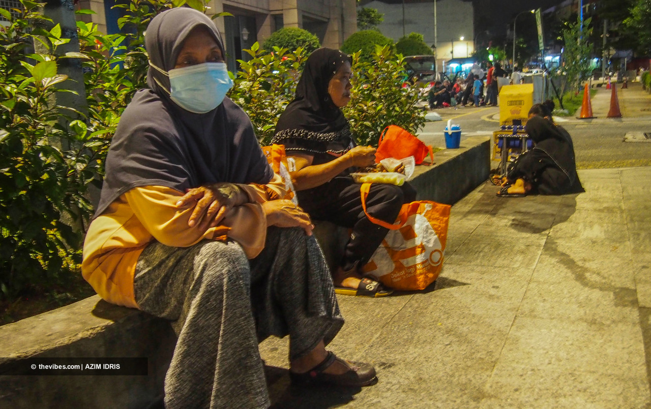 City dwellers sitting along a roadside pavement at Chow Kit waiting for aid. Chow Kit is a known hotspot for NGOs to send food. – A. AZIM RAHMAN/The Vibes pic, July 20, 2021