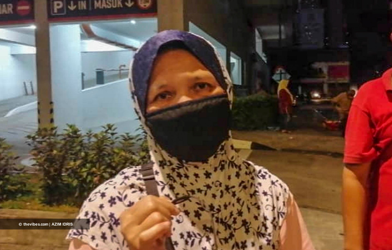 Mother of three Samiah Taib in Cow Kit last night, where she says while the government's aid is helpful, in times between when they are dispensed, her family is suffering. – A. AZIM RAHMAN/The Vibes pic, July 20, 2021