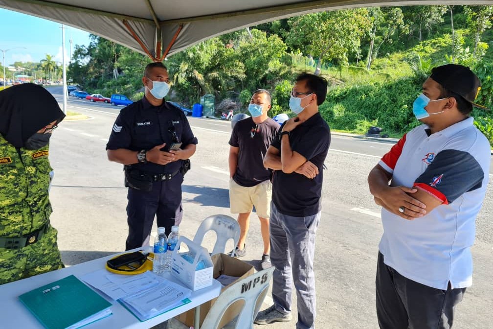 Tg Papat assemblyman Datuk Frankie Poon (second from right) visits a security post at Kg Sim Sim in Sandakan, Sabah, to understand issues faced by the villagers. – File pic, July 31, 2021