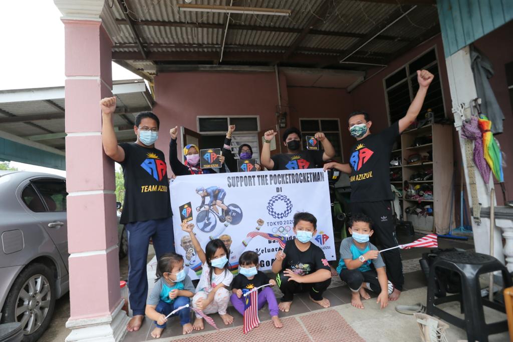 Cyclist Datuk Muhammad Azizulhasni Awang’s family hold a banner to support his stint in the Tokyo Olympics. – Getaran pic, August 8, 2021