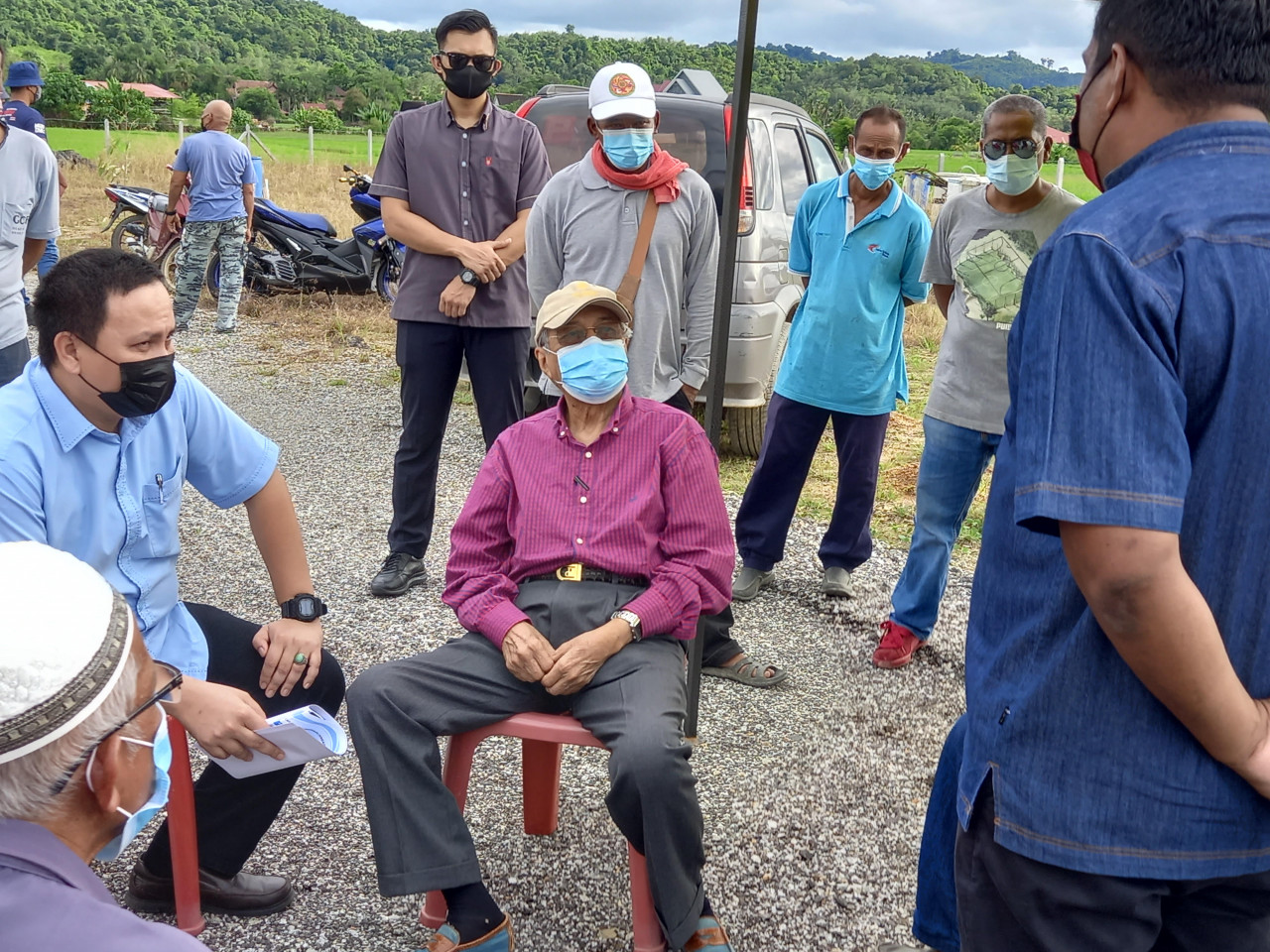 Langkawi MP Tun Dr Mahathir Mohamad speaking to padi farmers during a visit to his constituency in Kg Telok Ulu Melaka yesterday. – ARULLDAS SINNAPPAN/The Vibes pic, August 24, 2021
