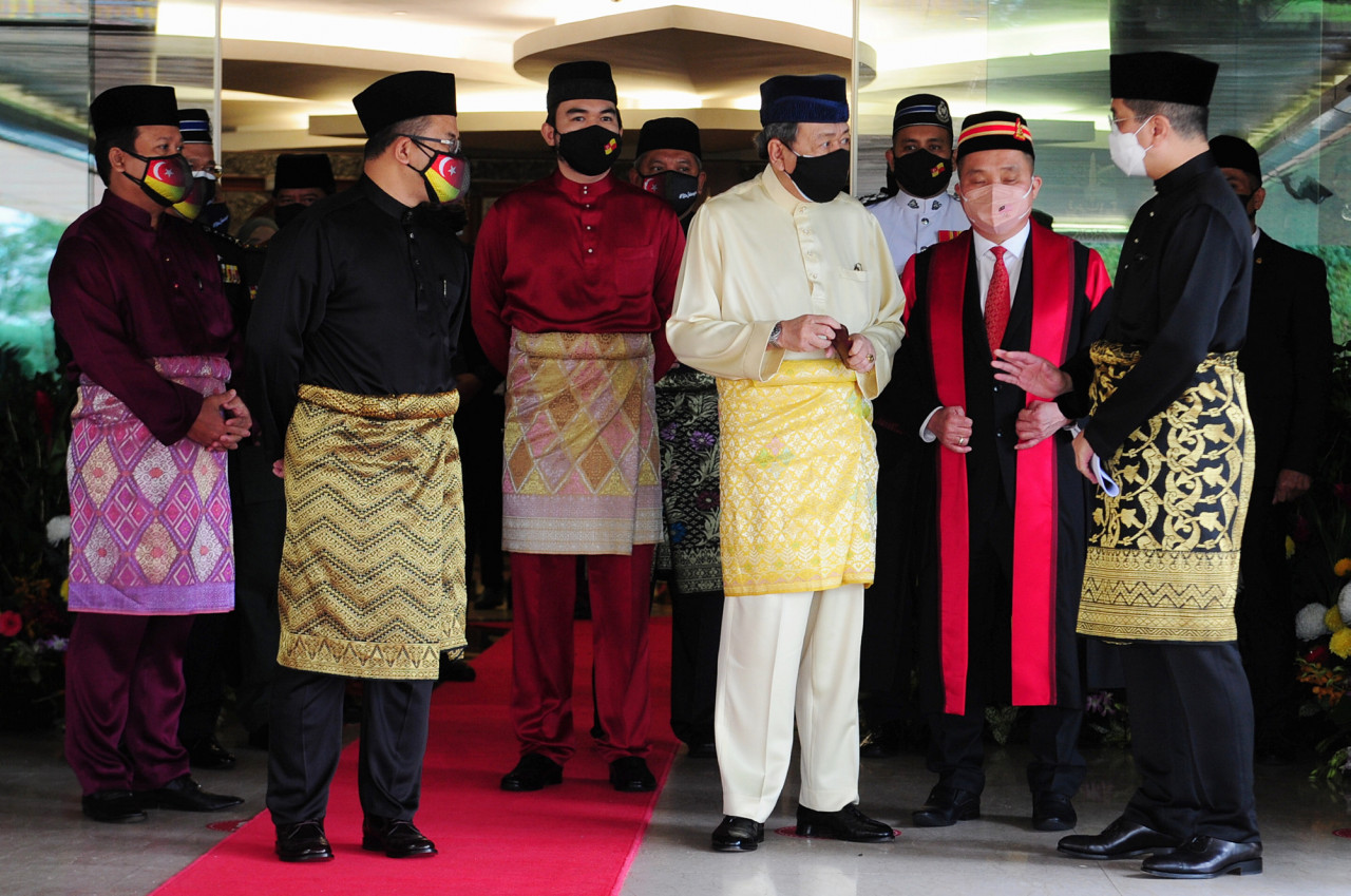 Titian Jutaria was controlled by the Selangor royal house and had as directors Raja Muda Tengku Amir Shah Sultan Sharafuddin Idris Shah (third from left) and Syed Budriz Putra Jamalullail – the son and nephew, respectively, of Selangor’s Sultan Sharafuddin Idris Shah (third from right). – Bernama pic, September 6, 2021