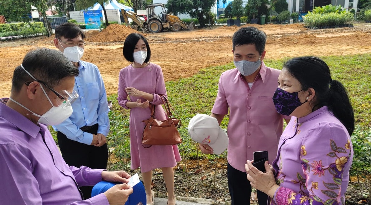 TAT Malaysia/Brunei director Nongyao Jirundorn (right) says the Thai cities of many cities of Bangkok, Chiang Mai, Chon Buri, Phetchaburi and Prachuap Khiri Khan will gradually reopen to foreign tourists from next month. – IAN MCINTYRE/The Vibes pic, September 20, 2021