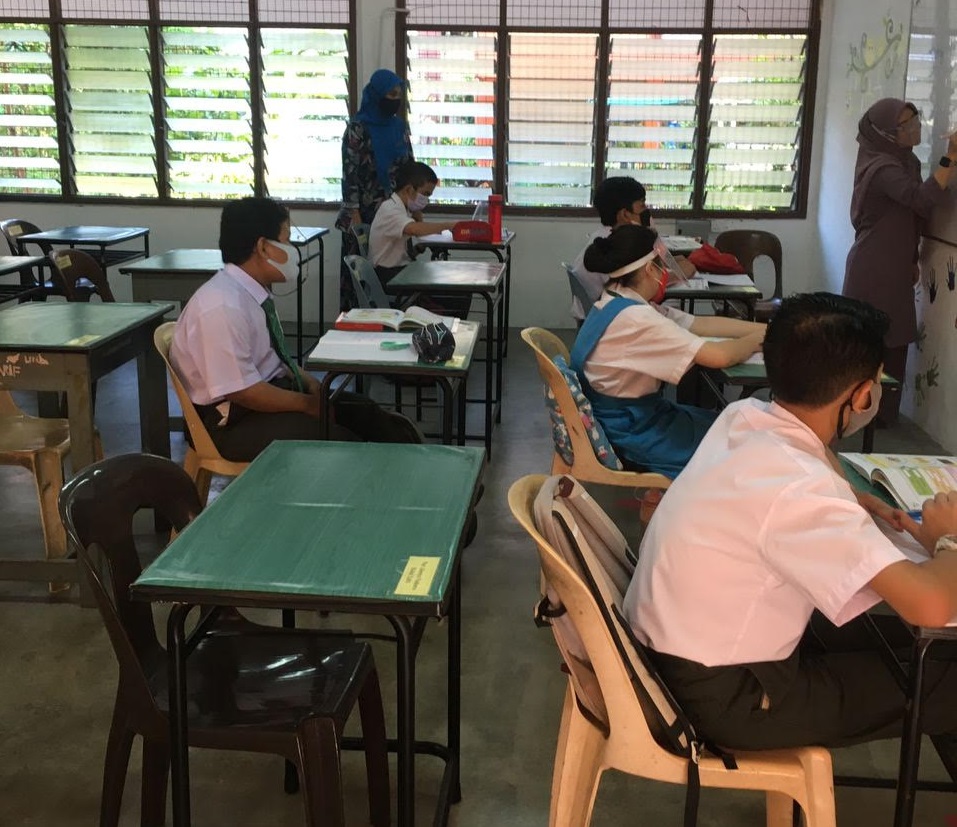 Teachers interacting from a good distance with the students, themselves socially distanced from each other in classes, with their tables and chairs set well apart. – DHARSHINI GANESON/The Vibes pic, October 5, 2021