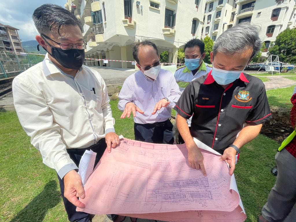 Penang Island mayor Datuk Yew Tun Seang (right) being briefed on the situation at Taman Harmoni. – IAN MCINTYRE/The Vibes pic, October 12, 2021