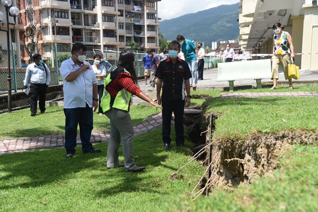 The mayor and others taking a closer look at the soil movement in the housing scheme. – IAN MCINTYRE/The Vibes pic, October 12, 2021
