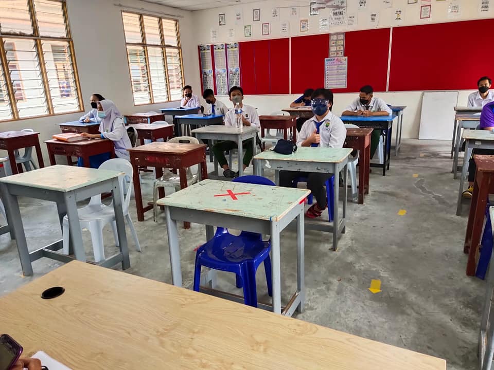 A parent, Rena Kumari, says there is a lack of hands-on experience for chemistry, physics, and biology classes as laboratory sessions are non-existent for these subjects. – SMK Kemburongoh Facebook pic, March 11, 2022