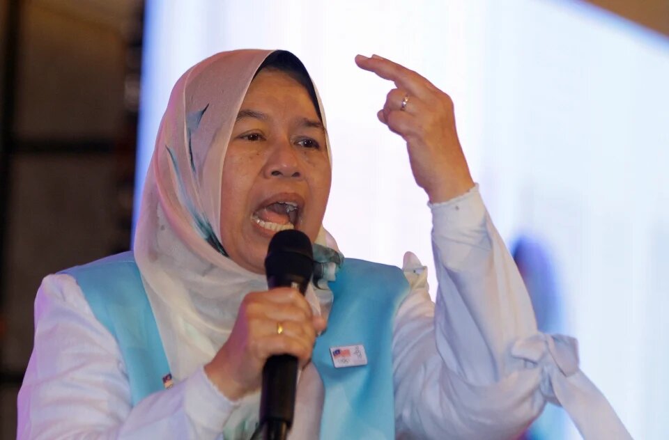 Plantation Industries and Commodities Minister Datuk Seri Zuraida Kamarudin has responded to claims that orangutans are being killed in Malaysian oil palm plantations saying ‘if you see an orangutan, the orangutan will kill you first, not you kill the orangutan first’. – Bernama pic, March 4, 2022