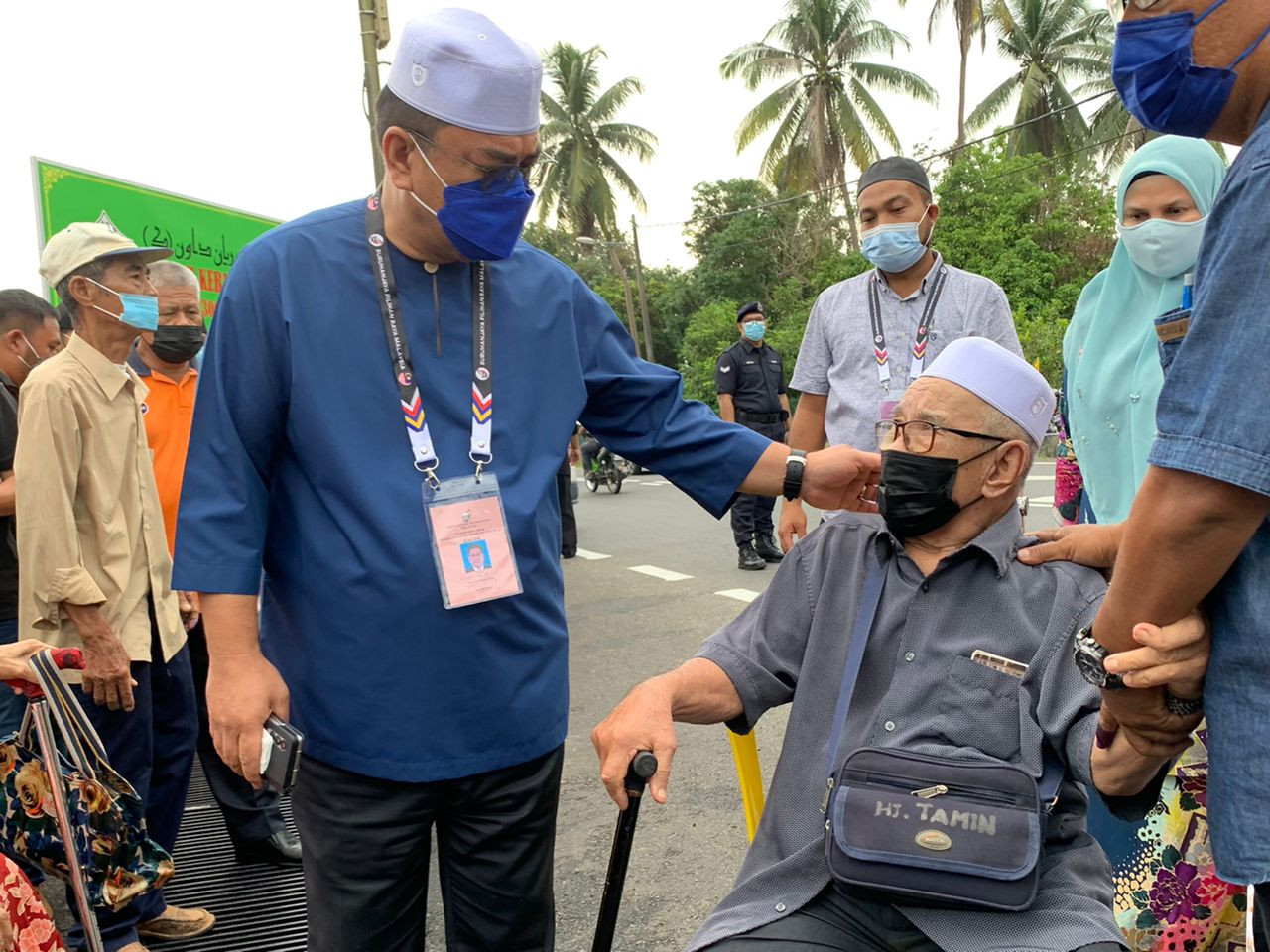 Another elderly man is greeted by Barisan Nasional chief minister candidate Datuk Seri Sulaiman Md Ali as he waits for a wheelchair. – AMAR SHAH MOHSEN/ The Vibes pic, November 20, 2021 