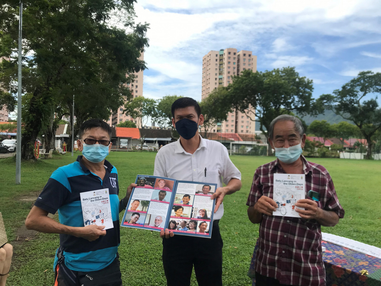 Ong Ah Teong (centre), with two contributors to the newly published book. Ong says 5,000 copies have been printed for free distribution, with a reprint being considered if there is a demand for more copies. – RACHEL YEOH/The Vibes pic, November 28, 2021