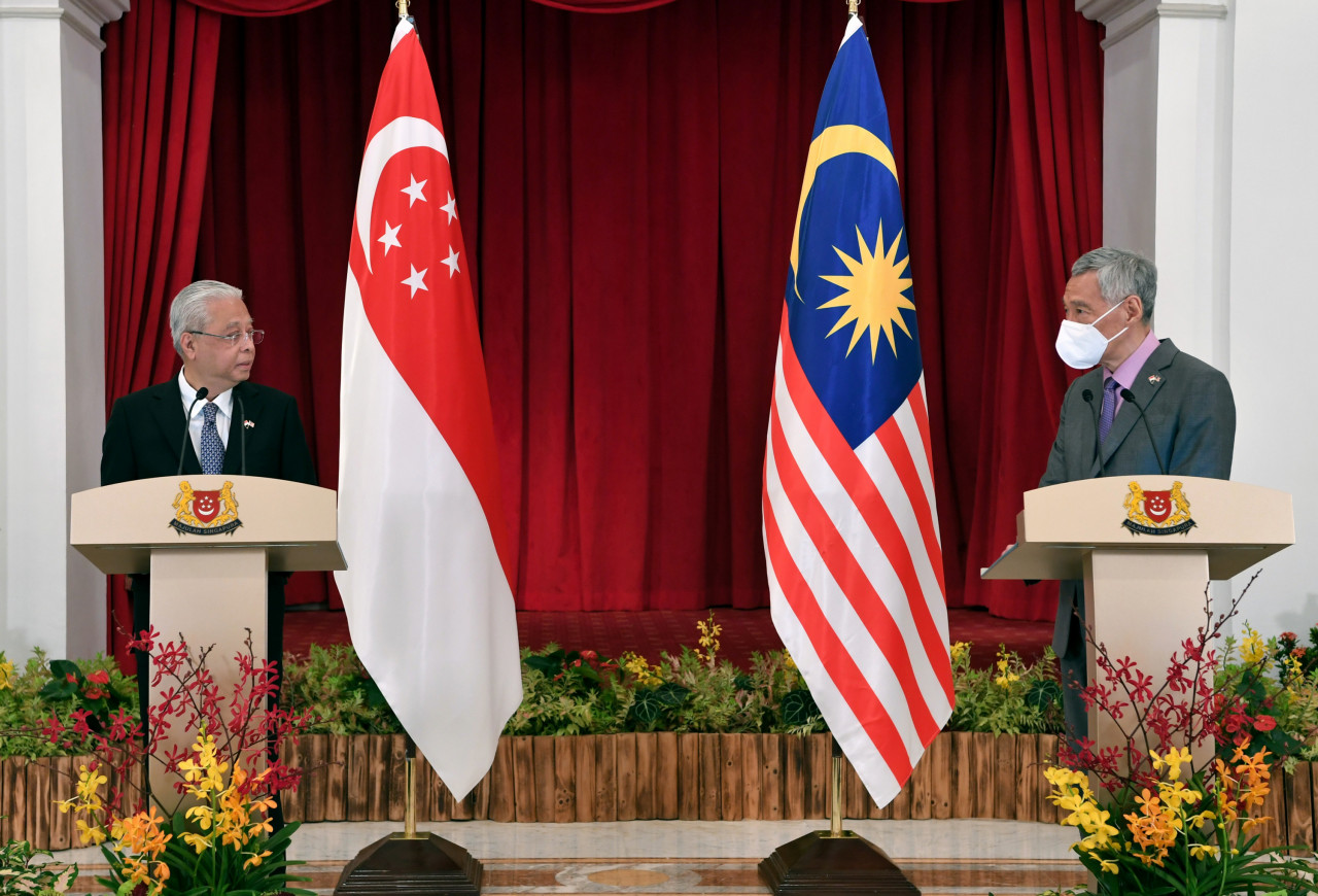 Barjoyai Bardai says that if Singapore Prime Minister Lee Hsien Loong (right) is a gentleman, his country and Malaysia can rework the compensation paid for the termination of the high-speed rail. – Bernama pic, December 4, 2021