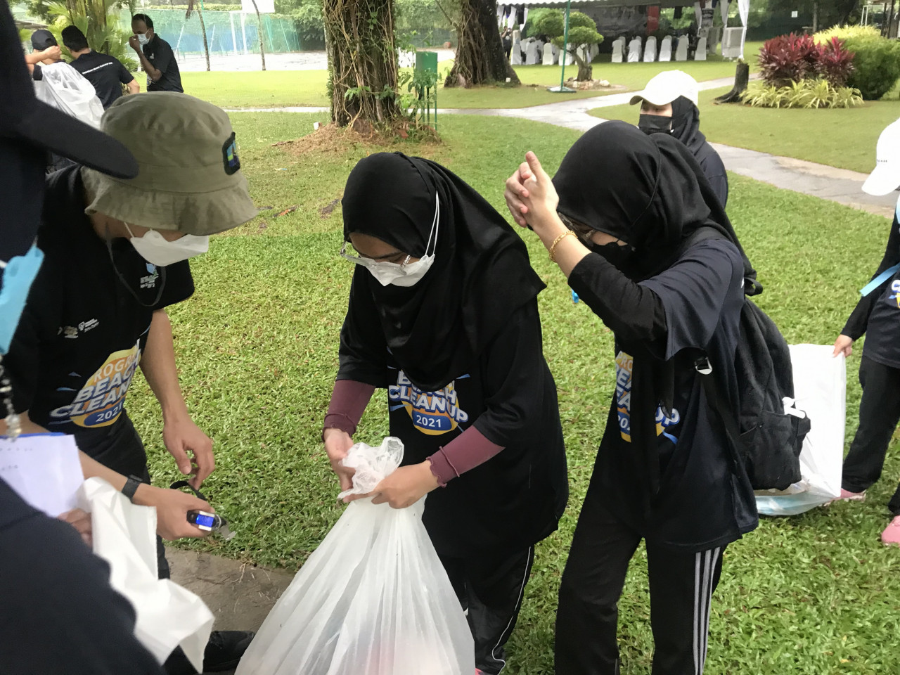 The joint programme organised by Rakan Alam Sekitar, a division of the Environment Department, and Tenaga Nasional Bhd saw 137kg of waste collected within an hour and a half. – RACHEL YEOH/The Vibes pic, December 18, 2021