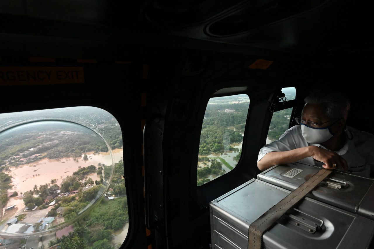 Prime Minister Ismail Sabri surveying the flood situation as he makes his way to Mentakab earlier today. – Bernama pic, December 24, 2021  